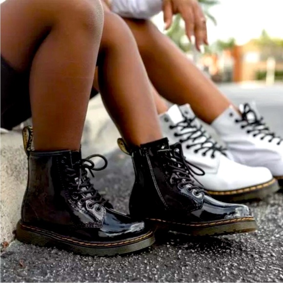 🆕 Dr. Martens JUNIOR 1460 Patent Leather Lace Up Boots Size 3 Black - Picture 1 of 10